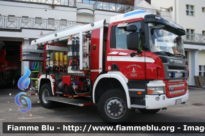 Scania P380 4x4 I serie
Vigili del Fuoco
Unione Distrettuale di Trento
Corpo Volontario di Sopramonte (TN)
AutoPompaSerbatoio allestimento Rosenbauer
VF 4D0 TN
Parole chiave: Scania P380_4x4_Iserie VF4D0TN