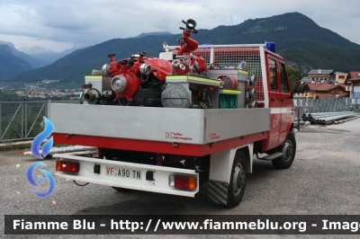 Iveco Daily 4X4 I serie
Vigili del Fuoco
Unione Distrettuale di Fondo
Corpo Volontario di Revò (TN)
Allestimento Kofler Fahrzeugbau
VF A90 TN
Parole chiave: Iveco Daily_4X4_Iserie VFA90TN