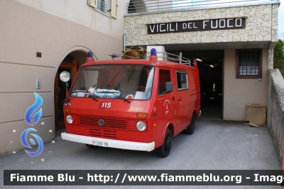 Volkswagen LT I serie
Vigili del Fuoco
Unione Distrettuale di Fondo
Corpo Volontario di Amblar (TN)
un tempo in forza al Corpo Vigili del Fuoco Volontari di San Valentino in Campo/Gummer comune di Cornedo all'Isarco/Karneid (BZ)
Allestito Ziegler
VF Z43 TN
Parole chiave: Volkswagen LT_Iserie VFZ43TN