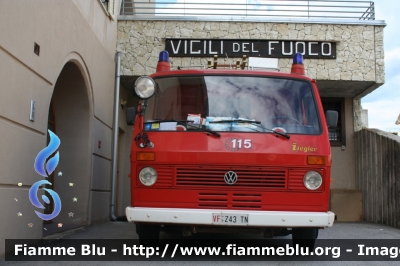 Volkswagen LT I serie
Vigili del Fuoco
Unione Distrettuale di Fondo
Corpo Volontario di Amblar (TN)
un tempo in forza al Corpo Vigili del Fuoco Volontari di San Valentino in Campo/Gummer comune di Cornedo all'Isarco/Karneid (BZ)
Allestito Ziegler
VF Z43 TN
Parole chiave: Volkswagen LT_Iserie VFZ43TN