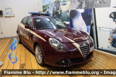 Alfa Romeo Nuova Giulietta
Polizia di Stato
Squadra Volante
Esemplare esposto presso il Museo delle auto della Polizia di Stato
POLIZIA F3730
- prototipo -
Parole chiave: Alfa_Romeo Nuova_Giulietta POLIZIAF3730