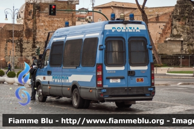 Iveco Daily IV serie
PoliziadiStato
Reparto Mobile di Roma
POLIZIA F7784
Parole chiave: Iveco Daily_IV_serie poliziaF7784