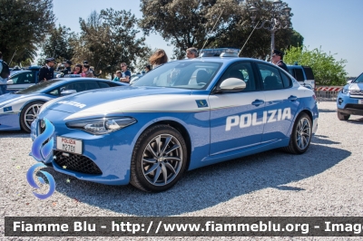 Alfa Romeo Nuova Giulia Q4
Polizia di Stato
Polizia Stradale
Scorta Presidente della Repubblica
POLIZIA M2701
Parole chiave: Alfa-Romeo Nuova_Giulia_Q4 POLIZIAM2701 festa_polizia_2017