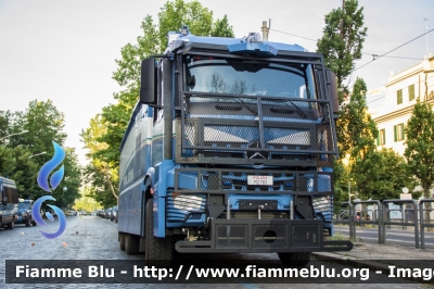 Mercedes-Benz Arocs
Polizia di Stato
I Reparto Mobile di Roma
Idrante allestimento Bai
POLIZIA M2781 
Parole chiave: Mercedes-Benz Arocs POLIZIAM2781 Festa_Della_Repubblica_2017