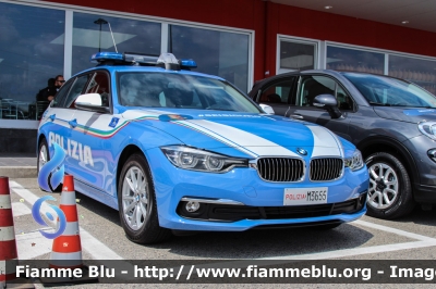 Bmw 318 Touring F31 III restyle
Polizia di Stato
Polizia Stradale
Allestimento Focaccia
Decorazione Grafica Artlantis
POLIZIA M3655

campagna #seisicuro 2019
Parole chiave: Bmw 318_Touring_F31_IIIrestyle POLIZIAM3655