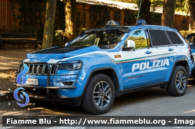 Jeep Grand Cherokee
Polizia di Stato
Reparto Mobile
Decorazione Grafica Artlantis
POLIZIA M4222
Parole chiave: Jeep Grand_Cherokee POLIZIAM4222