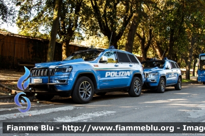 Jeep Grand Cherokee
Polizia di Stato
Reparto Mobile
Decorazione Grafica Artlantis
POLIZIA M4222
Parole chiave: Jeep Grand_Cherokee POLIZIAM4222