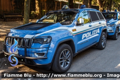 Jeep Grand Cherokee
Polizia di Stato
Reparto Mobile
Decorazione Grafica Artlantis
POLIZIA M4222
Parole chiave: Jeep Grand_Cherokee POLIZIAM4222