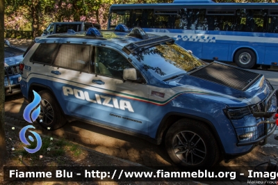 Jeep Grand Cherokee
Polizia di Stato
Reparto Mobile
Decorazione Grafica Artlantis
POLIZIA M4222
Parole chiave: Jeep Grand_Cherokee POLIZIAM4222