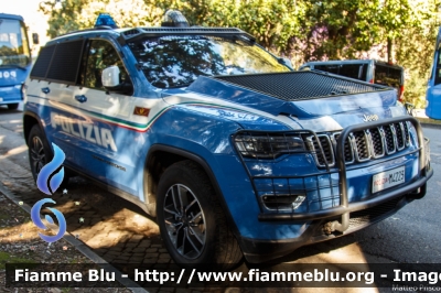 Jeep Grand Cherokee
Polizia di Stato
Reparto Mobile
Decorazione Grafica Artlantis
POLIZIA M4223
Parole chiave: Jeep Grand_Cherokee POLIZIAM4223