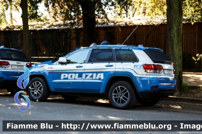 Jeep Grand Cherokee
Polizia di Stato
Reparto Mobile
Decorazione Grafica Artlantis
POLIZIA M4223
Parole chiave: Jeep Grand_Cherokee POLIZIAM4223