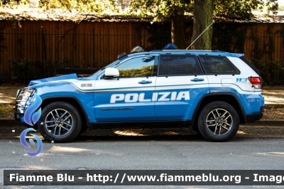 Jeep Grand Cherokee
Polizia di Stato
Reparto Mobile
Decorazione Grafica Artlantis
POLIZIA M4223
Parole chiave: Jeep Grand_Cherokee POLIZIAM4223