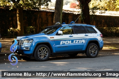 Jeep Grand Cherokee
Polizia di Stato
Reparto Mobile
Decorazione Grafica Artlantis
POLIZIA M4223
Parole chiave: Jeep Grand_Cherokee POLIZIAM4223