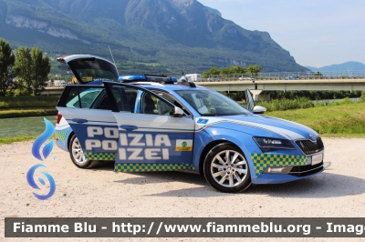 Skoda Superb Wagon 4x4 III serie
Polizia di Stato
Polizia Stradale
in servizio sulla A22 "Modena-Brennero"
POLIZIA M4332
Parole chiave: Skoda Superb_Wagon_4x4_III_serie POLIZIAM4332