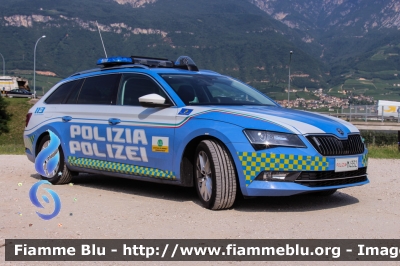 Skoda Superb Wagon 4x4 III serie
Polizia di Stato
Polizia Stradale
in servizio sulla A22 "Modena-Brennero"
POLIZIA M4332
Parole chiave: Skoda Superb_Wagon_4x4_III_serie POLIZIAM4332