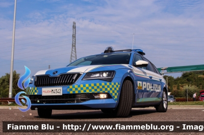 Skoda Superb Wagon 4x4 III serie
Polizia di Stato
Polizia Stradale
in servizio sulla A22 "Modena-Brennero"
POLIZIA M4342
Parole chiave: Skoda Superb_Wagon_4x4_IIIserie POLIZIAM4342