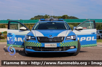 Skoda Superb Wagon 4x4 III serie
Polizia di Stato
Polizia Stradale
in servizio sulla A22 "Modena-Brennero"
POLIZIA M4342
Parole chiave: Skoda Superb_Wagon_4x4_IIIserie POLIZIAM4342