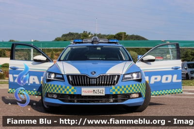 Skoda Superb Wagon 4x4 III serie
Polizia di Stato
Polizia Stradale
in servizio sulla A22 "Modena-Brennero"
POLIZIA M4342
Parole chiave: Skoda Superb_Wagon_4x4_IIIserie POLIZIAM4342