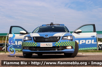 Skoda Superb Wagon 4x4 III serie
Polizia di Stato
Polizia Stradale
in servizio sulla A22 "Modena-Brennero"
POLIZIA M4342
Parole chiave: Skoda Superb_Wagon_4x4_IIIserie POLIZIAM4342