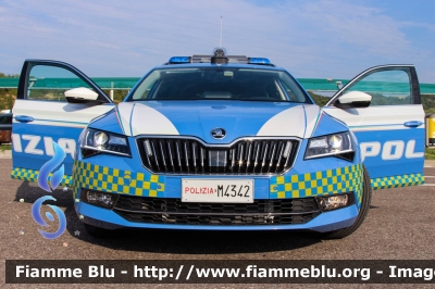 Skoda Superb Wagon 4x4 III serie
Polizia di Stato
Polizia Stradale
in servizio sulla A22 "Modena-Brennero"
POLIZIA M4342
Parole chiave: Skoda Superb_Wagon_4x4_IIIserie POLIZIAM4342