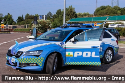 Skoda Superb Wagon 4x4 III serie
Polizia di Stato
Polizia Stradale
in servizio sulla A22 "Modena-Brennero"
POLIZIA M4342
Parole chiave: Skoda Superb_Wagon_4x4_IIIserie POLIZIAM4342