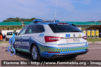 Skoda Superb Wagon 4x4 III serie
Polizia di Stato
Polizia Stradale
in servizio sulla A22 "Modena-Brennero"
POLIZIA M4342
Parole chiave: Skoda Superb_Wagon_4x4_IIIserie POLIZIAM4342