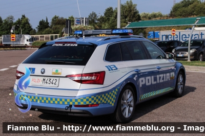 Skoda Superb Wagon 4x4 III serie
Polizia di Stato
Polizia Stradale
in servizio sulla A22 "Modena-Brennero"
POLIZIA M4342
Parole chiave: Skoda Superb_Wagon_4x4_IIIserie POLIZIAM4342