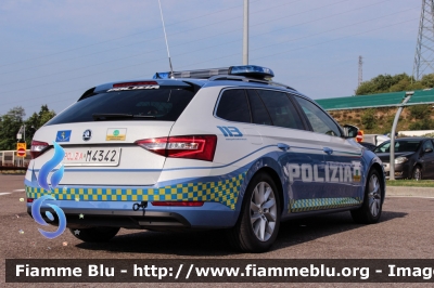 Skoda Superb Wagon 4x4 III serie
Polizia di Stato
Polizia Stradale
in servizio sulla A22 "Modena-Brennero"
POLIZIA M4342
Parole chiave: Skoda Superb_Wagon_4x4_IIIserie POLIZIAM4342