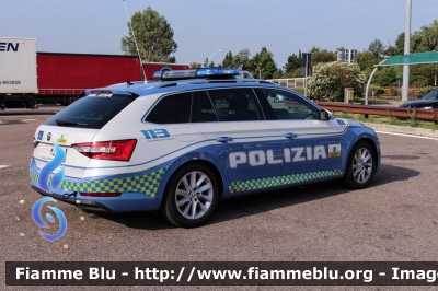 Skoda Superb Wagon 4x4 III serie
Polizia di Stato
Polizia Stradale
in servizio sulla A22 "Modena-Brennero"
POLIZIA M4342
Parole chiave: Skoda Superb_Wagon_4x4_IIIserie POLIZIAM4342