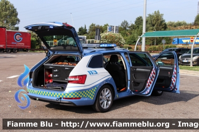 Skoda Superb Wagon 4x4 III serie
Polizia di Stato
Polizia Stradale
in servizio sulla A22 "Modena-Brennero"
POLIZIA M4342
Parole chiave: Skoda Superb_Wagon_4x4_IIIserie POLIZIAM4342