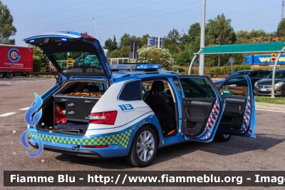 Skoda Superb Wagon 4x4 III serie
Polizia di Stato
Polizia Stradale
in servizio sulla A22 "Modena-Brennero"
POLIZIA M4342
Parole chiave: Skoda Superb_Wagon_4x4_IIIserie POLIZIAM4342