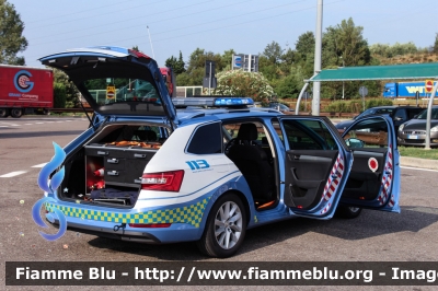 Skoda Superb Wagon 4x4 III serie
Polizia di Stato
Polizia Stradale
in servizio sulla A22 "Modena-Brennero"
POLIZIA M4342
Parole chiave: Skoda Superb_Wagon_4x4_IIIserie POLIZIAM4342