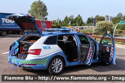 Skoda Superb Wagon 4x4 III serie
Polizia di Stato
Polizia Stradale
in servizio sulla A22 "Modena-Brennero"
POLIZIA M4342
Parole chiave: Skoda Superb_Wagon_4x4_IIIserie POLIZIAM4342