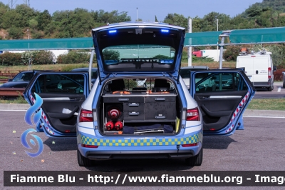 Skoda Superb Wagon 4x4 III serie
Polizia di Stato
Polizia Stradale
in servizio sulla A22 "Modena-Brennero"
POLIZIA M4342
Parole chiave: Skoda Superb_Wagon_4x4_IIIserie POLIZIAM4342