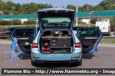 Skoda Superb Wagon 4x4 III serie
Polizia di Stato
Polizia Stradale
in servizio sulla A22 "Modena-Brennero"
POLIZIA M4342
Parole chiave: Skoda Superb_Wagon_4x4_IIIserie POLIZIAM4342