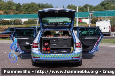 Skoda Superb Wagon 4x4 III serie
Polizia di Stato
Polizia Stradale
in servizio sulla A22 "Modena-Brennero"
POLIZIA M4342
Parole chiave: Skoda Superb_Wagon_4x4_IIIserie POLIZIAM4342