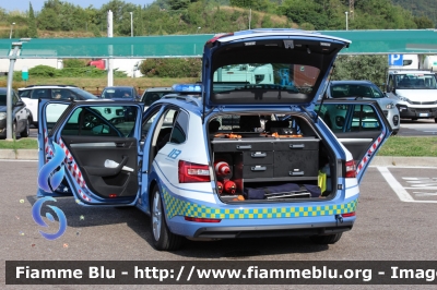 Skoda Superb Wagon 4x4 III serie
Polizia di Stato
Polizia Stradale
in servizio sulla A22 "Modena-Brennero"
POLIZIA M4342
Parole chiave: Skoda Superb_Wagon_4x4_IIIserie POLIZIAM4342