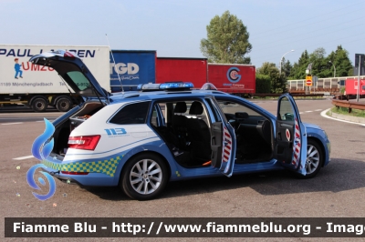 Skoda Superb Wagon 4x4 III serie
Polizia di Stato
Polizia Stradale
in servizio sulla A22 "Modena-Brennero"
POLIZIA M4342
Parole chiave: Skoda Superb_Wagon_4x4_IIIserie POLIZIAM4342