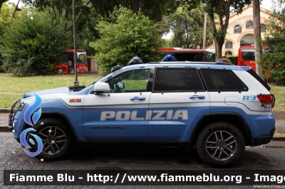 Jeep Grand Cherokee IV serie restyle
Polizia di Stato
Reparto Mobile
Decorazione Grafica Artlantis
POLIZIAM4987
Parole chiave: Jeep Grand_Cherokee_IVserie_restyle POLIZIAM4987