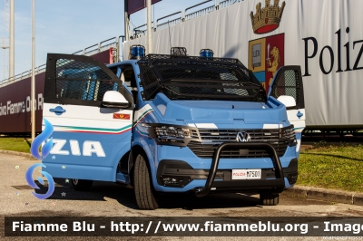 Volkswagen T6.1 Multivan
Polizia di Stato
1° Reparto Mobile - Roma
Allestito Focaccia
POLIZIA M7501
Parole chiave: Volkswagen T6.1_Multivan POLIZIAM7501