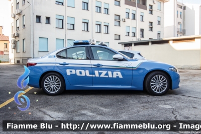 Alfa Romeo Nuova Giulia
Polizia di Stato
Squadra Volante
Allestimento FCA
POLIZIA M7720
Parole chiave: Alfa_Romeo Nuova_Giulia POLIZIAM7720