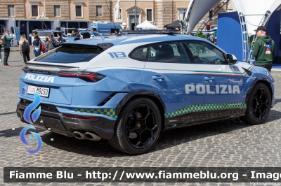 Lamborghini Urus Performante
Polizia di Stato
Polizia Stradale
Allestimento Lamborghini/Focaccia
POLIZIA M9450
Parole chiave: Lamborghini Urus_Performante POLIZIAM9450