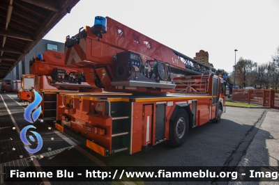 Mercedes-Benz Econic 1830 III serie
Vigili del Fuoco
Corpo Permanente di Bolzano
Berufsfeuerwehr Bozen
AutoScala da 32 metri allestimento Metz
VF 060 BZ
Parole chiave: Mercedes-Benz Econic_1830_IIIserie VF060BZ