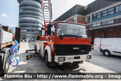 Iveco 140-25
Vigili del Fuoco
Corpo Permanente di Bolzano
Berufsfeuerwehr Bozen
AutoScala da 30 metri allestimento Magirus
VF 063 BZ
Parole chiave: Iveco 140-25 VF063BZ