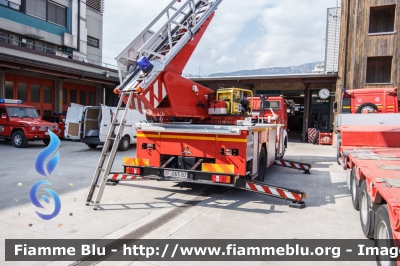 Iveco 140-25
Vigili del Fuoco
Corpo Permanente di Bolzano
Berufsfeuerwehr Bozen
AutoScala da 30 metri allestimento Magirus
VF 063 BZ
Parole chiave: Iveco 140-25 VF063BZ