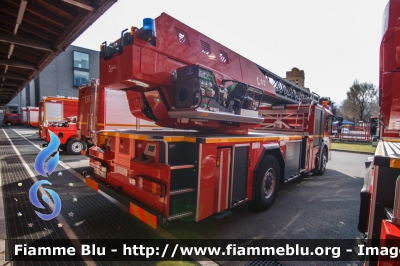 Mercedes-Benz Econic II serie
Vigili del Fuoco
Corpo Permanente di Bolzano
Berufsfeuerwehr Bozen
AutoScala da 32 metri allestimento Metz
VF 064 BZ
Parole chiave: Mercedes-Benz Econic_IIserie VF064BZ