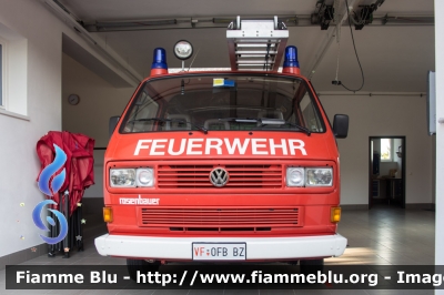 Volkswagen Transporter T2
Vigili del Fuoco
Unione Distrettuale Bolzano
Bezirksverband Bozen
Corpo Volontario di Pianizza di Sotto
Freiwillige Feuerwehr Unterplanitzing Kaltern
allestito Rosenbauer
VF 0FB BZ
Parole chiave: Volkswagen Transporter_T2 VF0FBBZ