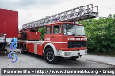 Fiat 684N
Vigili del Fuoco
Comando Provinciale di Roma
Scuole Centrali Intincendio
AutoScala allestimento Magirus-Macchi
VF 10063
Parole chiave: Fiat 684N VF10063