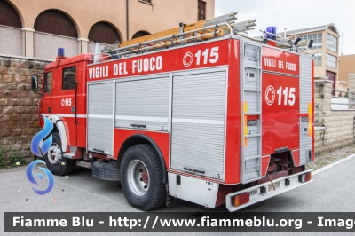 Iveco 190-26
Vigili del Fuoco
Scuola Centrale Antincendi
Capannelle (Roma)
VF 15781
Parole chiave: Iveco 190-26 VF15781