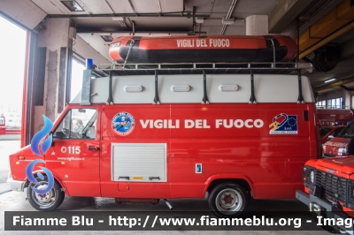 Iveco Daily I serie
Vigili del Fuoco
Comando Provinciale di Rieti
Nucleo Speleo Alpino Fluviale/Soccorso Acquatico
VF 16439
Parole chiave: Iveco Daily_Iserie VF16439 SAnta_Barbara_2017